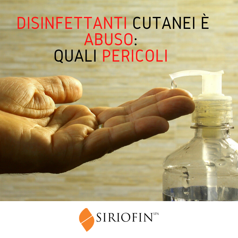 Disinfettanti cutanei e il loro abuso, quali i pericoli. La foto mostra una persona che sta prendendo dal flacone del disinfettante cutaneo per igienizzare le mani.