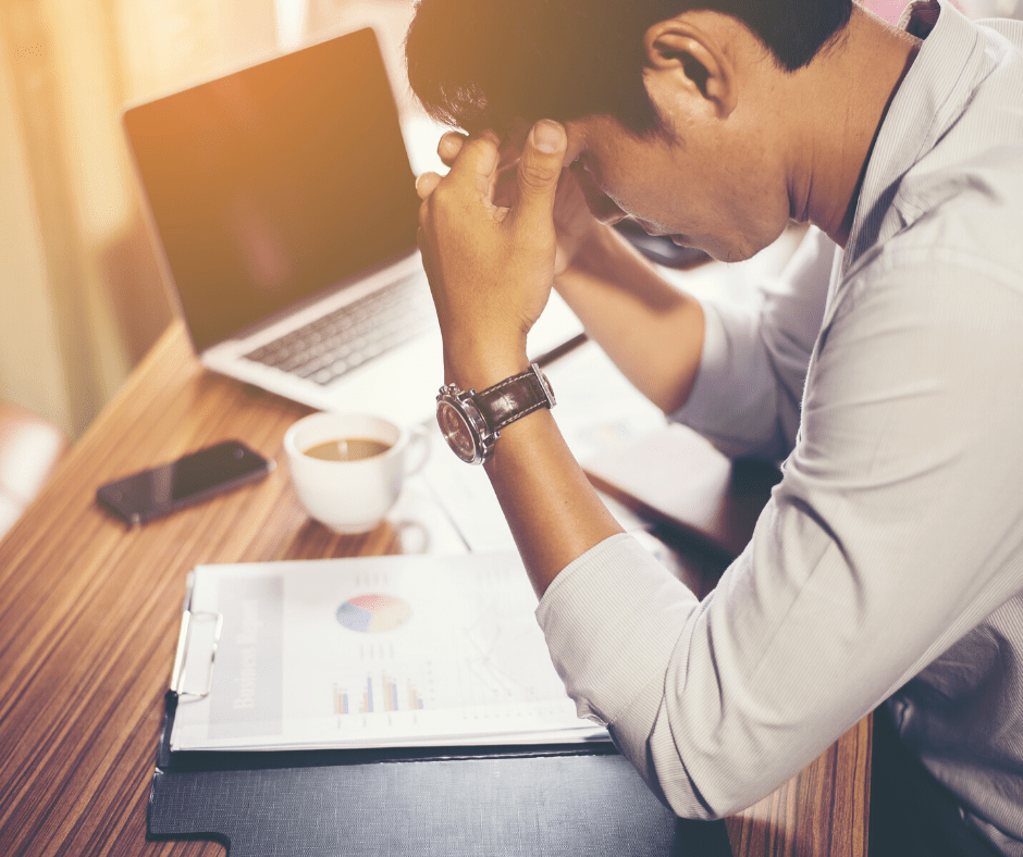 Consolidamento debiti cosa è e come funziona l'immagine raffigura un uomo disperato per i troppi debiti accumulati indaffarato nel calcolo dei suoi impegni prima di sapere che può risolvere il suo problema con il consolidamento debiti.