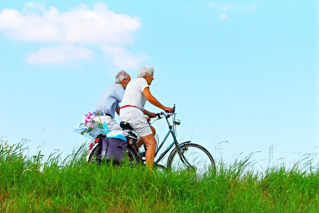 pensionati felici che hanno otenuto liquidità necessaria per godersi la vita